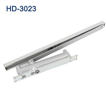 Ajuste del cierrapuertas superior del espejo de popa